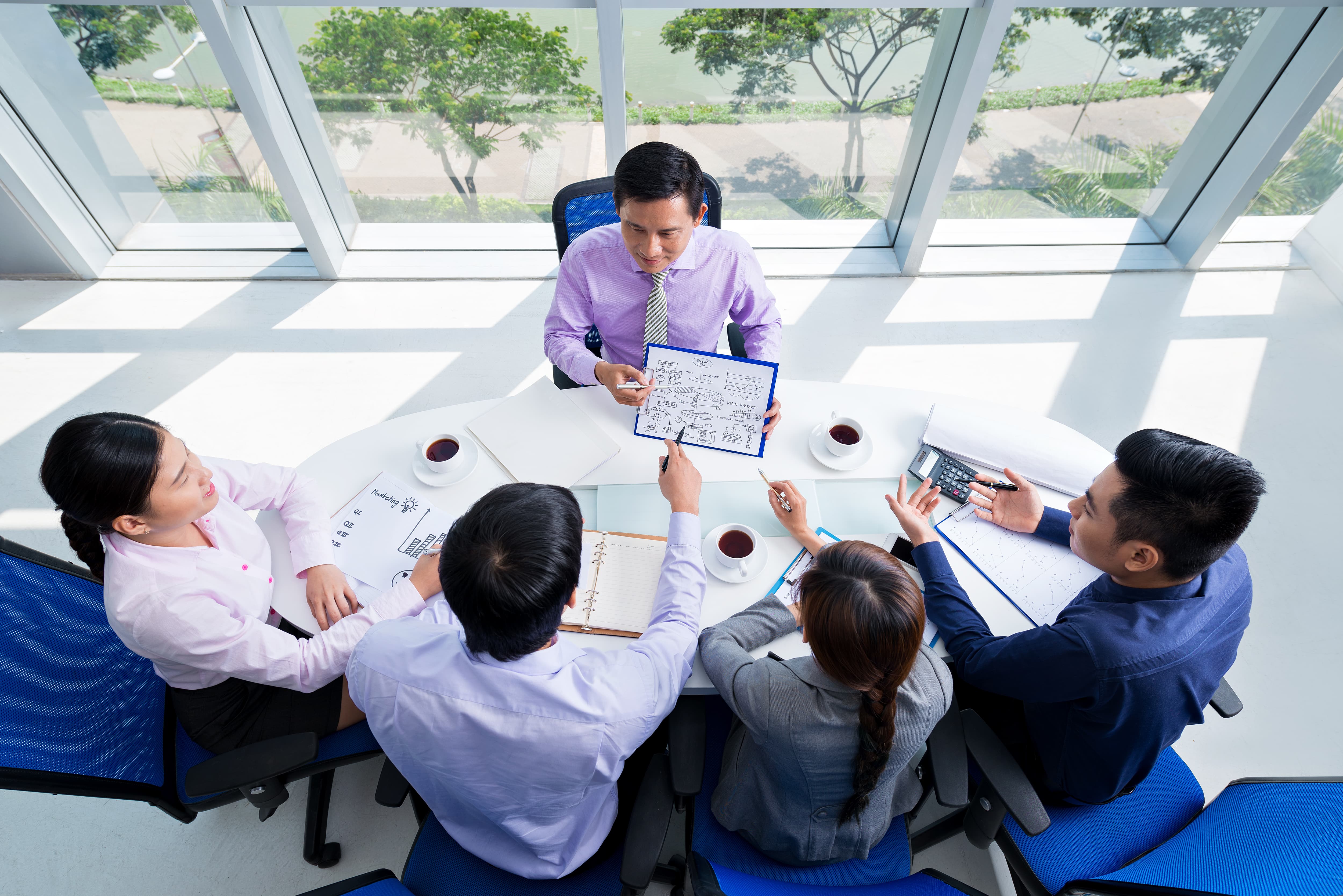Con người là động lực thúc đẩy sự tiến bộ. Con người là động lực thúc đẩy sự tiến bộ.